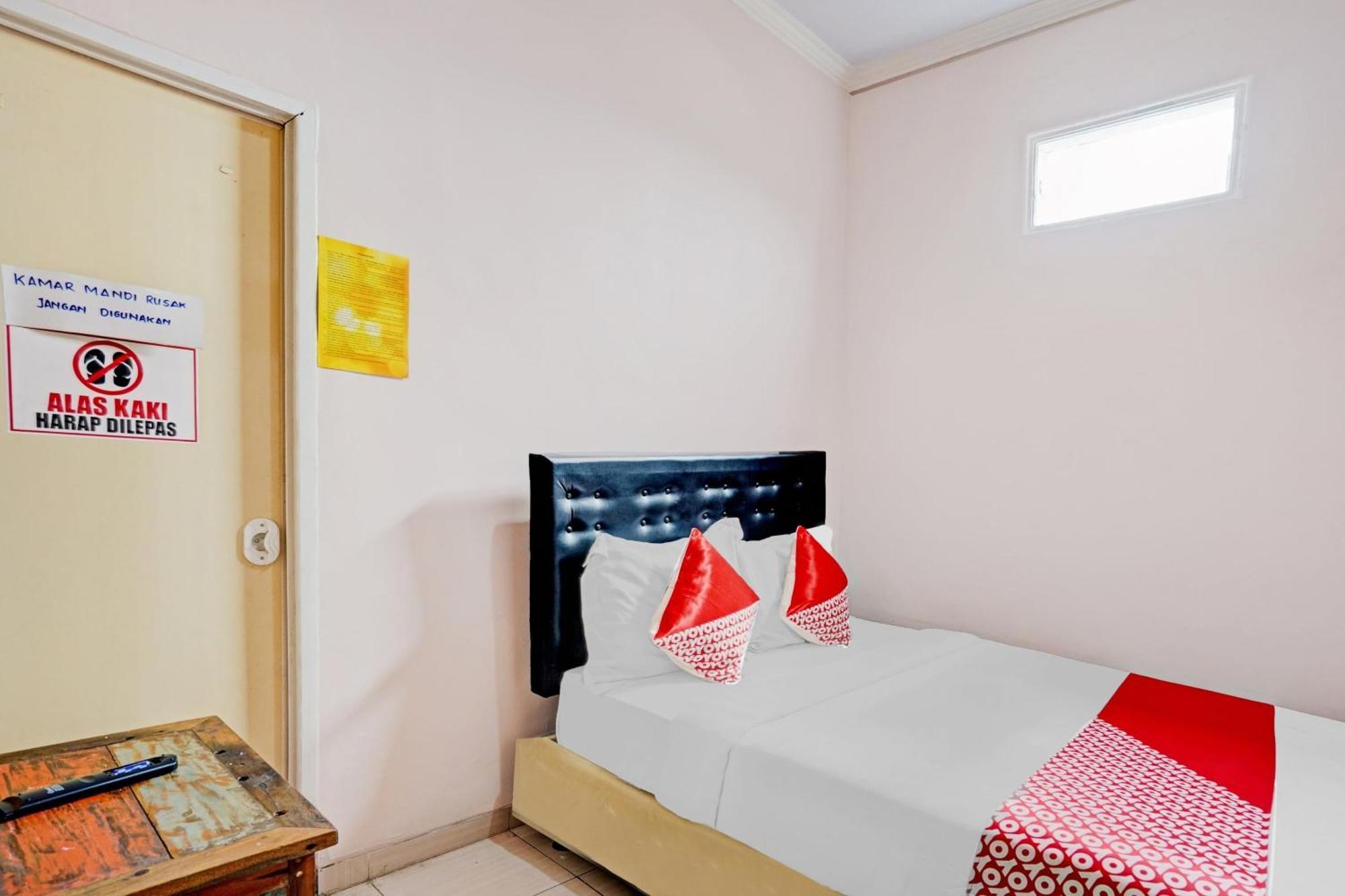 Oyo 90234 Dhoho Family Guest House Kediri  Exterior foto