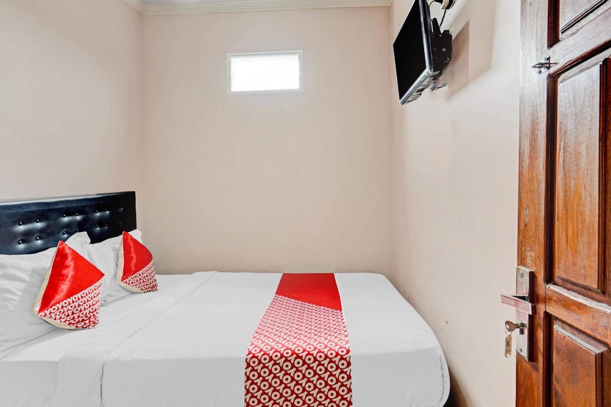 Oyo 90234 Dhoho Family Guest House Kediri  Exterior foto